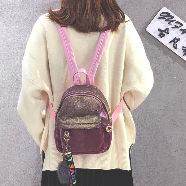 Μοντέρνο γυναικείο σακίδιο σε διάφορα χρώματα με κρεμαστό κόσμημα