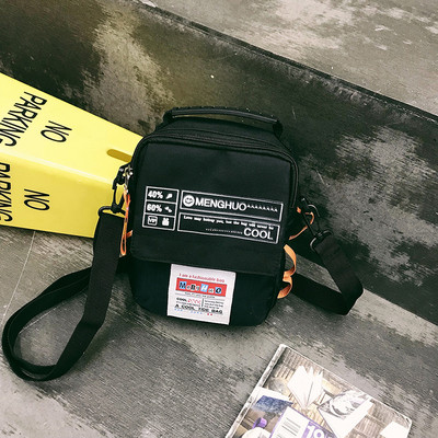 Modern férfi kistáska különböző színű feliratokkal