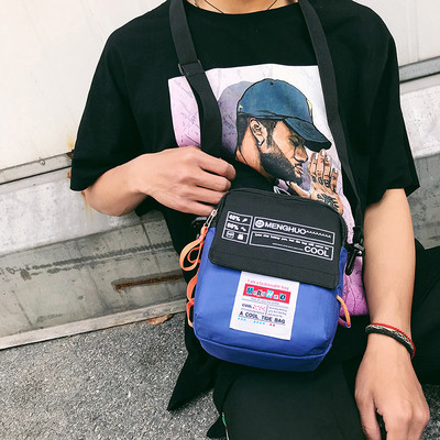 Modern férfi kistáska különböző színű feliratokkal