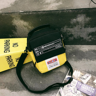 Modern férfi kistáska különböző színű feliratokkal