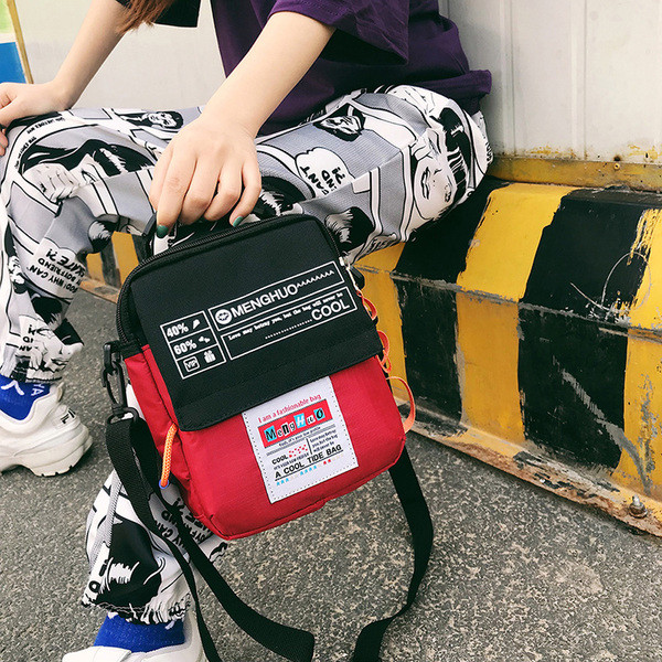 Modern férfi kistáska különböző színű feliratokkal