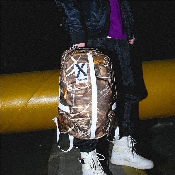 Modern férfi hátizsák öt színben emblémával