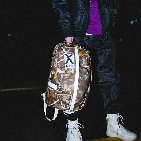 Modern férfi hátizsák öt színben emblémával