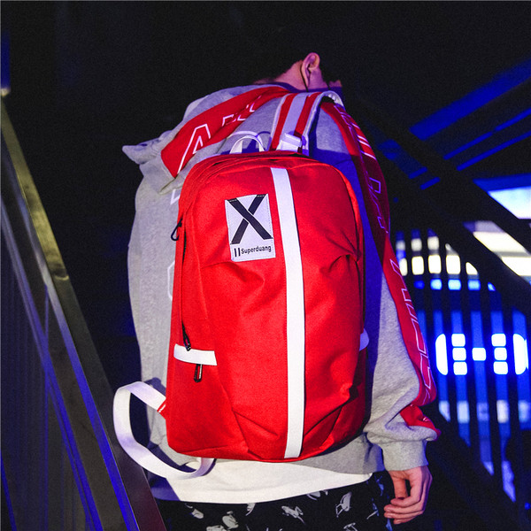 Modern férfi hátizsák öt színben emblémával