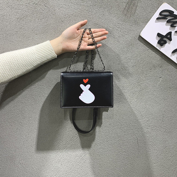 Stílusos női táska virágmotívummal, három színben