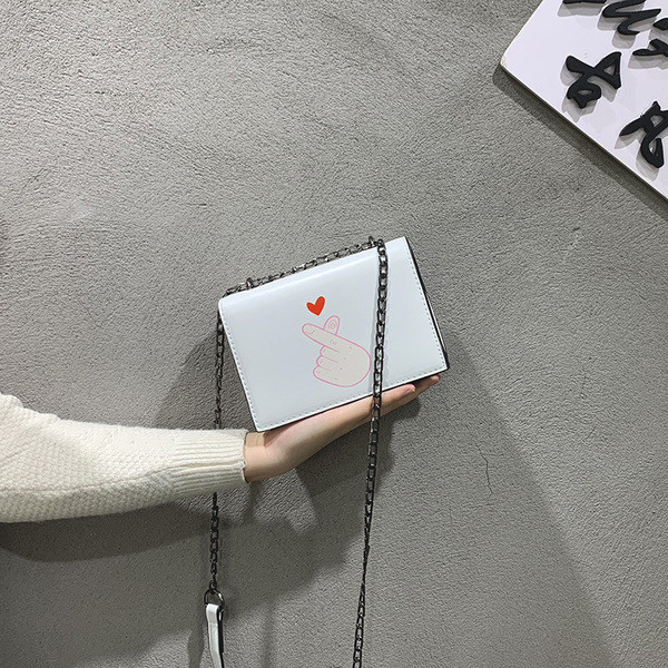 Stílusos női táska virágmotívummal, három színben