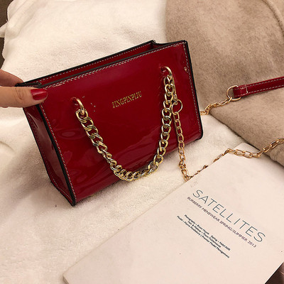 Κομψή γυναικεία τσάντα με μεταλλική αλυσίδα σε τρία χρώματα