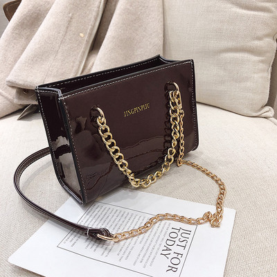 Κομψή γυναικεία τσάντα με μεταλλική αλυσίδα σε τρία χρώματα