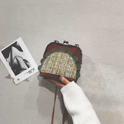 Μοντέρνα  γυναικεία τσάντα με τρισδιάστατο στοιχείο σε διάφορα χρώματα