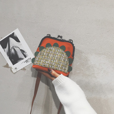 Μοντέρνα  γυναικεία τσάντα με τρισδιάστατο στοιχείο σε διάφορα χρώματα