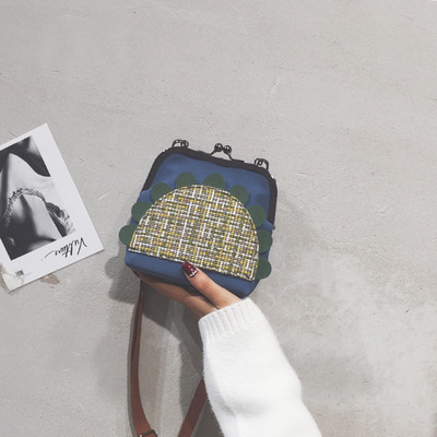 Μοντέρνα  γυναικεία τσάντα με τρισδιάστατο στοιχείο σε διάφορα χρώματα