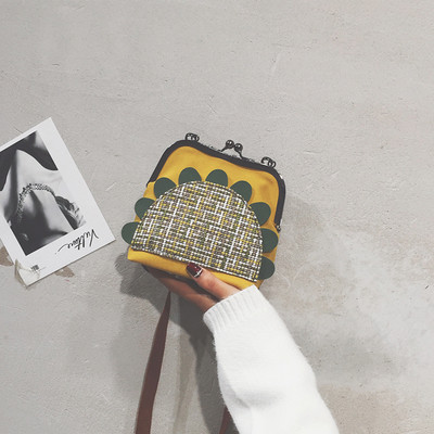 Μοντέρνα  γυναικεία τσάντα με τρισδιάστατο στοιχείο σε διάφορα χρώματα