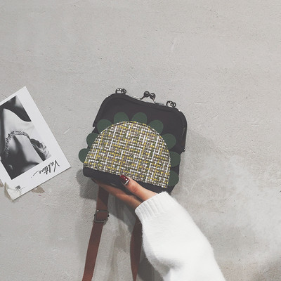 Μοντέρνα  γυναικεία τσάντα με τρισδιάστατο στοιχείο σε διάφορα χρώματα