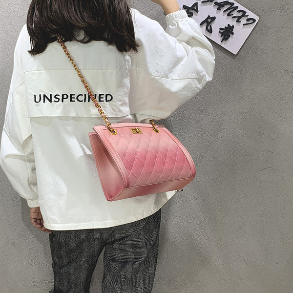 Modern női táska fémlánccal, rózsaszín, kék és fekete színben