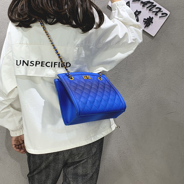 Modern női táska fémlánccal, rózsaszín, kék és fekete színben