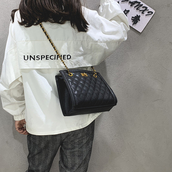 Modern női táska fémlánccal, rózsaszín, kék és fekete színben