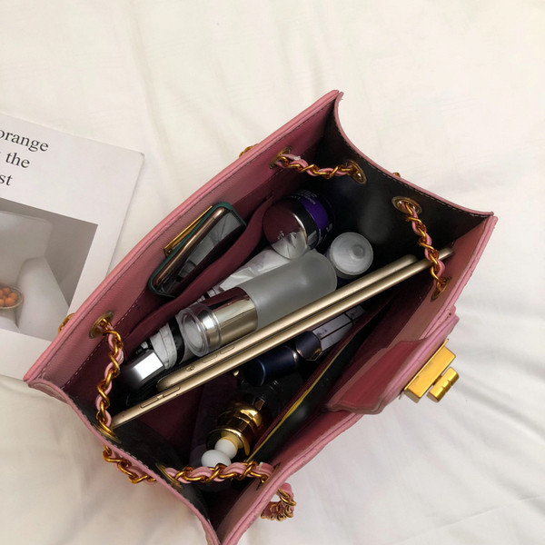 Modern női táska fémlánccal, rózsaszín, kék és fekete színben