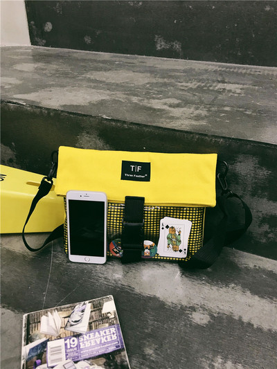 Modern táska elülső zsebbel, négy színben