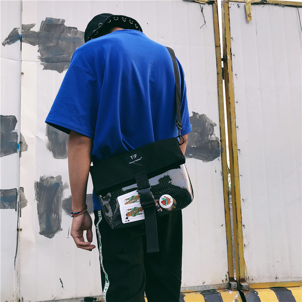 Modern táska elülső zsebbel, négy színben