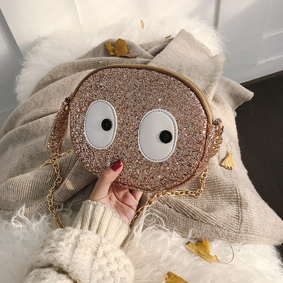 Stílusos kézitáska bojttal és 3D díszítéssel