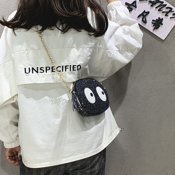 Stílusos kézitáska bojttal és 3D díszítéssel