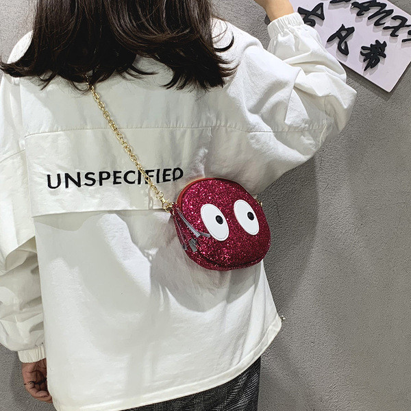 Stílusos kézitáska bojttal és 3D díszítéssel