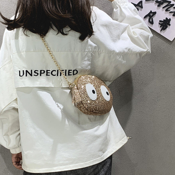 Stílusos kézitáska bojttal és 3D díszítéssel