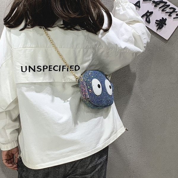 Stílusos kézitáska bojttal és 3D díszítéssel