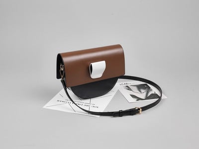 Modern női táska három színben, fém elemmel