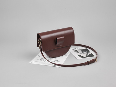 Modern női táska három színben, fém elemmel