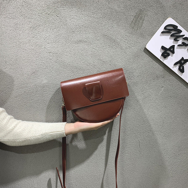 Modern női táska három színben, fém elemmel