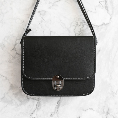 HIT Női táska fém rögzítéssel több színben