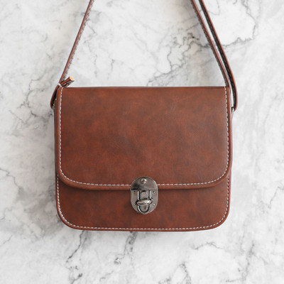 HIT Női táska fém rögzítéssel több színben