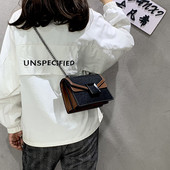 Korszerű női táska fém elemmel, hosszú füllel