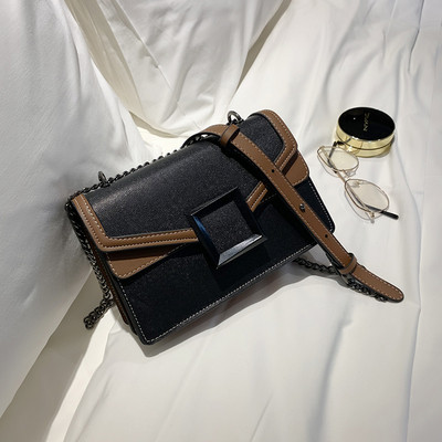 Korszerű női táska fém elemmel, hosszú füllel