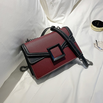 Korszerű női táska fém elemmel, hosszú füllel