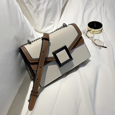 Korszerű női táska fém elemmel, hosszú füllel