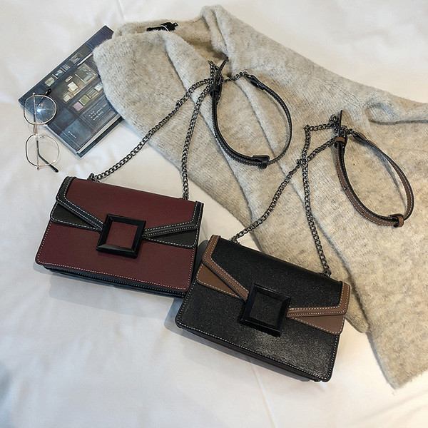 Korszerű női táska fém elemmel, hosszú füllel