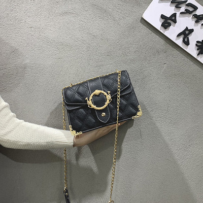 Модерна дамска чанта от еко кожа с метална верижка