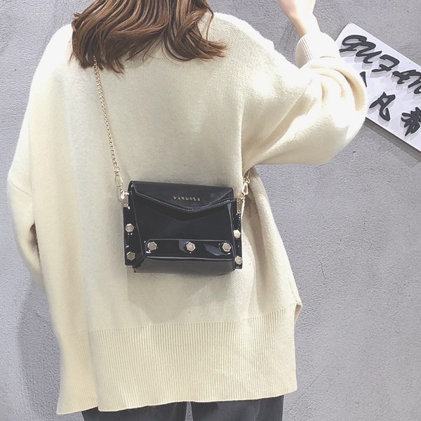 Eko bőrből készült modern női táska hosszú füllel, fém elemmel