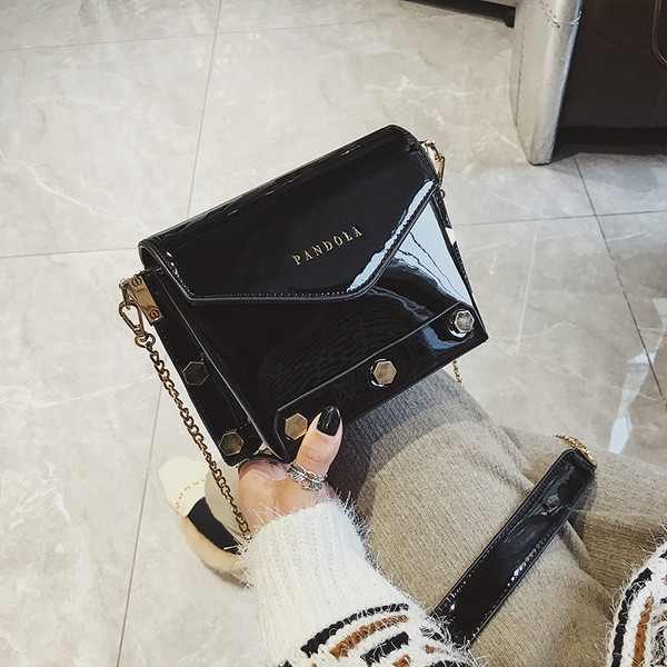 Eko bőrből készült modern női táska hosszú füllel, fém elemmel