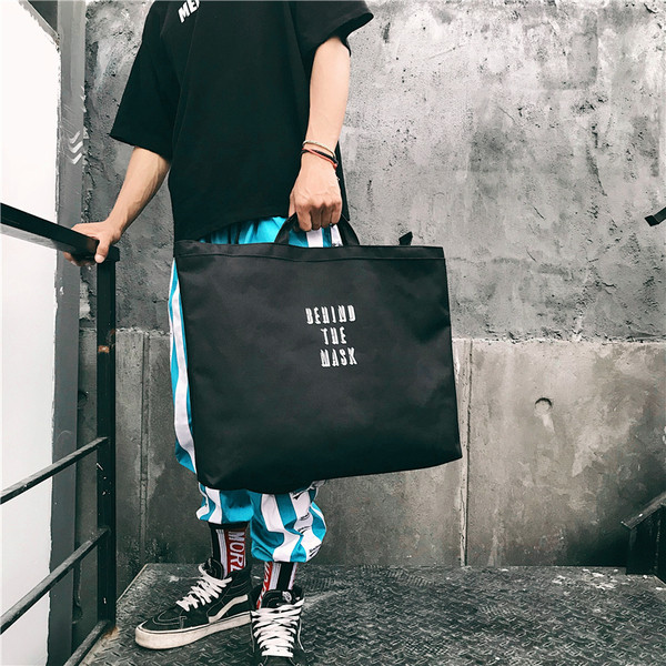 Egyszerű férfi táska több színben, felirattal