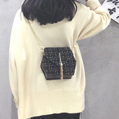 Modern női táska fekete, piros és fehér színben, bojttal