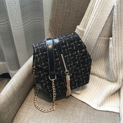 Modern női táska fekete, piros és fehér színben, bojttal