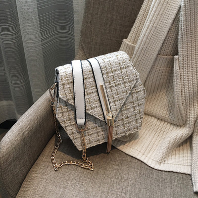 Modern női táska fekete, piros és fehér színben, bojttal