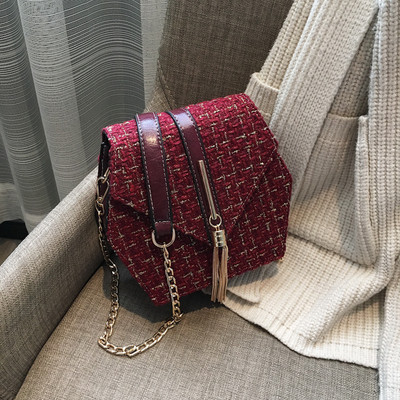 Modern női táska fekete, piros és fehér színben, bojttal