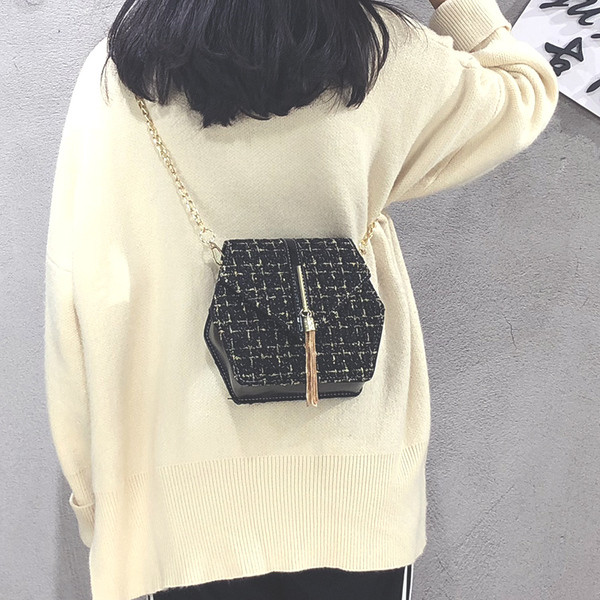 Modern női táska fekete, piros és fehér színben, bojttal