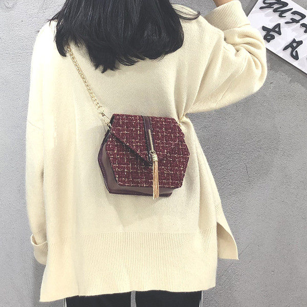 Modern női táska fekete, piros és fehér színben, bojttal