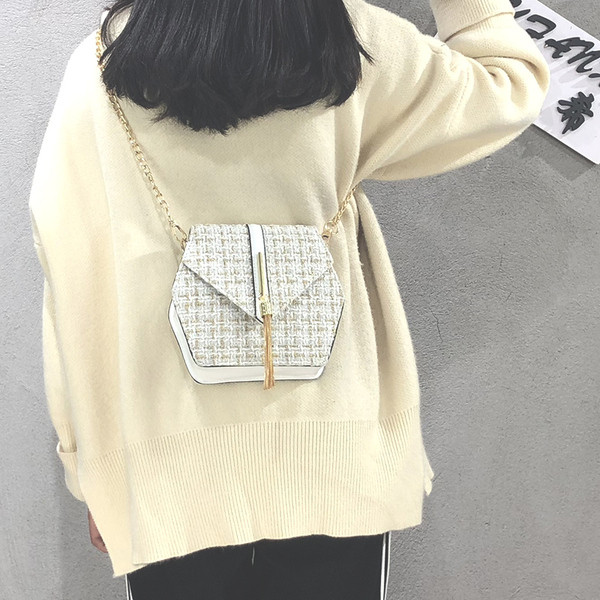 Modern női táska fekete, piros és fehér színben, bojttal