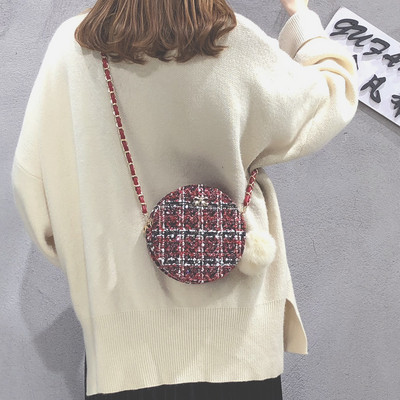 Модерна дамска кръгла чанта с пух в три цвята